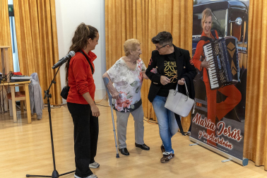 Imágenes de la actuación de la cantante María Jesús en la residencia Amavir Oblatas