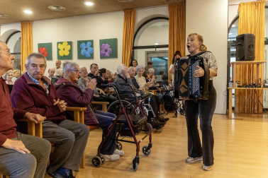 Imágenes de la actuación de la cantante María Jesús en la residencia Amavir Oblatas