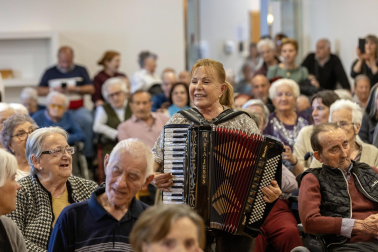Imágenes de la actuación de la cantante María Jesús en la residencia Amavir Oblatas