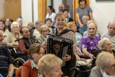 Imágenes de la actuación de la cantante María Jesús en la residencia Amavir Oblatas