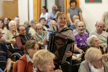 Imágenes de la actuación de la cantante María Jesús en la residencia Amavir Oblatas