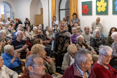 Imágenes de la actuación de la cantante María Jesús en la residencia Amavir Oblatas