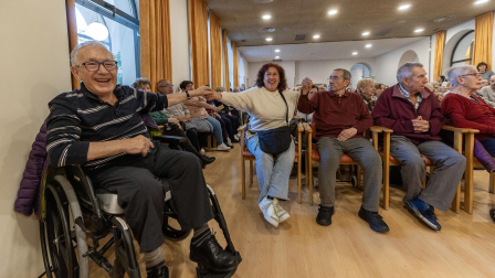 Imágenes de la actuación de la cantante María Jesús en la residencia Amavir Oblatas