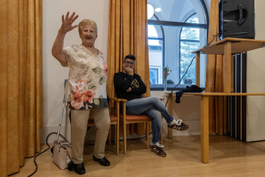 Imágenes de la actuación de la cantante María Jesús en la residencia Amavir Oblatas