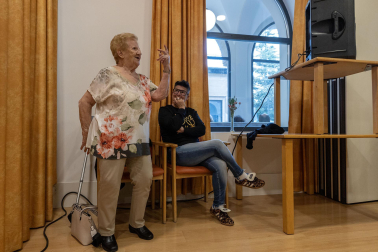 Imágenes de la actuación de la cantante María Jesús en la residencia Amavir Oblatas