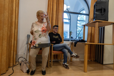Imágenes de la actuación de la cantante María Jesús en la residencia Amavir Oblatas