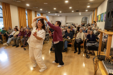 Imágenes de la actuación de la cantante María Jesús en la residencia Amavir Oblatas