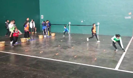 Encuentro de herri kirolak de Sakana en el frontón Burunda