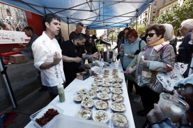 Fotos de la degustación gratuita de tapas que ha tenido lugar este miércoles en la avenida Carlos III de Pamplona organizada por la nueva asociación Semilla y Belarra con motivo de la festividad de San Isidro Labrador.