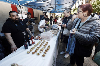 Fotos de la degustación gratuita de tapas que ha tenido lugar este miércoles en la avenida Carlos III de Pamplona organizada por la nueva asociación Semilla y Belarra con motivo de la festividad de San Isidro Labrador.