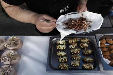 Fotos de la degustación gratuita de tapas que ha tenido lugar este miércoles en la avenida Carlos III de Pamplona organizada por la nueva asociación Semilla y Belarra con motivo de la festividad de San Isidro Labrador.