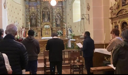 Canto de sacerdotes de India en la parroquia de San Martín de Navaz