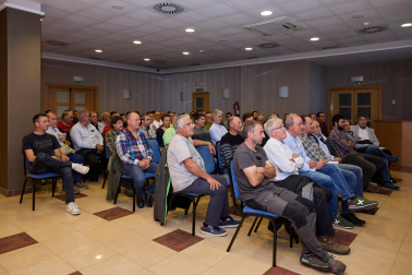 Asistentes a la asamblea celebrada este domingo en Orcoyen.