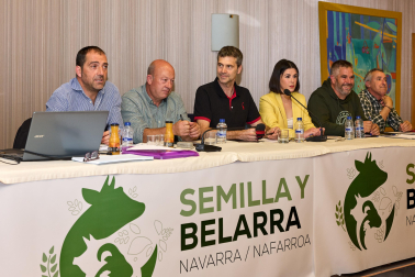 Fran Caso se dirige a los asistentes a la asamblea rodeado de varios de los miembros de la nueva junta.