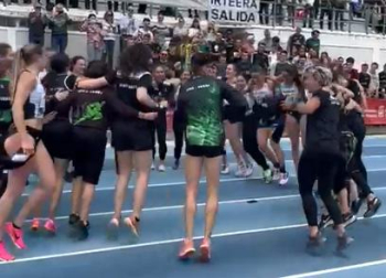Las atletas han celebrado el logro por todo lo alto en la pista de Larrabide
