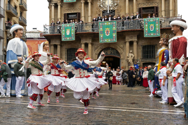 Dantzaris de Duguna bailan en la plaza del Ayuntamiento el día de San Saturnino