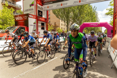 Fotos de la salida de la primera etapa de la Vuelta a Navarra 2024.