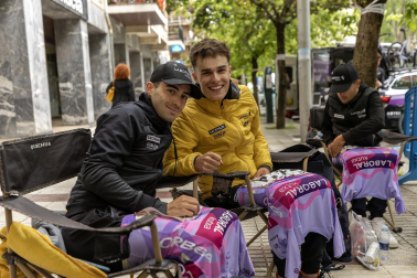Fotos de la salida de la primera etapa de la Vuelta a Navarra 2024.