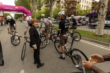 Fotos de la salida de la primera etapa de la Vuelta a Navarra 2024.