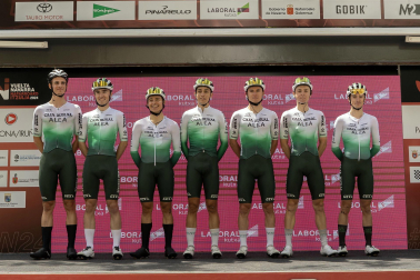 Fotos de la salida de la primera etapa de la Vuelta a Navarra 2024.