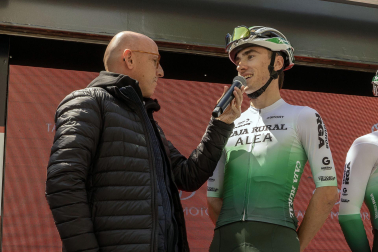 Fotos de la salida de la primera etapa de la Vuelta a Navarra 2024.