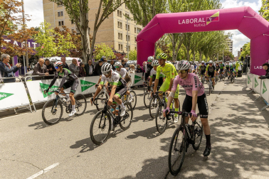 Fotos de la salida de la primera etapa de la Vuelta a Navarra 2024.
