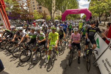 Fotos de la salida de la primera etapa de la Vuelta a Navarra 2024.