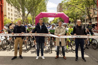 Fotos de la salida de la primera etapa de la Vuelta a Navarra 2024.