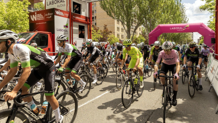Fotos de la salida de la primera etapa de la Vuelta a Navarra 2024.