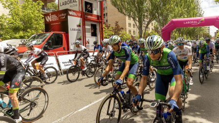 Fotos de la salida de la primera etapa de la Vuelta a Navarra 2024.