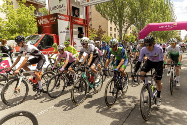 Fotos de la salida de la primera etapa de la Vuelta a Navarra 2024.