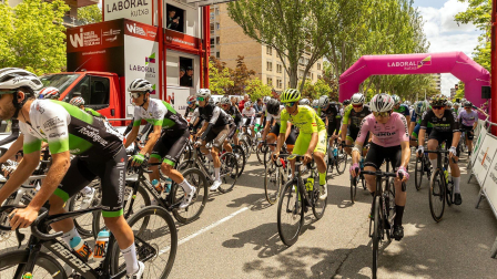 Fotos de la salida de la primera etapa de la Vuelta a Navarra 2024.
