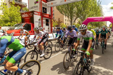 Fotos de la salida de la primera etapa de la Vuelta a Navarra 2024.