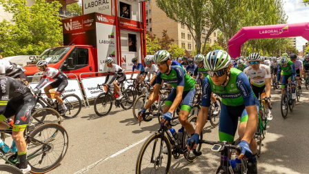 Fotos de la salida de la primera etapa de la Vuelta a Navarra 2024.
