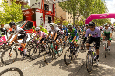 Fotos de la salida de la primera etapa de la Vuelta a Navarra 2024.
