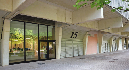 El nuevo emplazamiento de las oficinas, desplazadas por la ampliación de la tienda (izda)