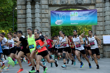 Fotos de la Tres Burgos Tres Millas celebrada este viernes en Pamplona.