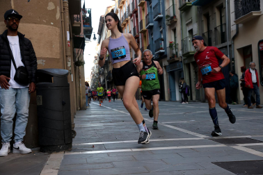 Fotos de la Tres Burgos Tres Millas celebrada este viernes en Pamplona.
