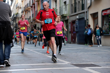 Fotos de la Tres Burgos Tres Millas celebrada este viernes en Pamplona.