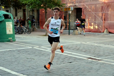 Fotos de la Tres Burgos Tres Millas celebrada este viernes en Pamplona.