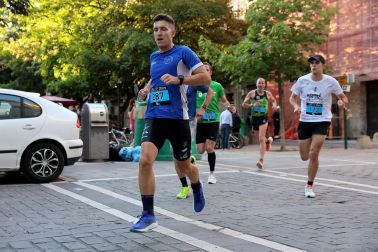 Fotos de la Tres Burgos Tres Millas celebrada este viernes en Pamplona.