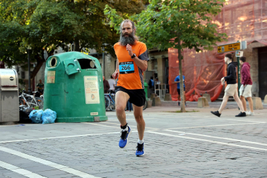 Fotos de la Tres Burgos Tres Millas celebrada este viernes en Pamplona.