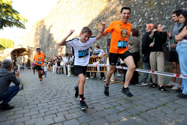 Fotos de la Tres Burgos Tres Millas celebrada este viernes en Pamplona.