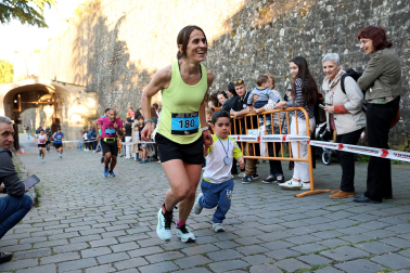 Fotos de la Tres Burgos Tres Millas celebrada este viernes en Pamplona.