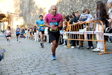 Fotos de la Tres Burgos Tres Millas celebrada este viernes en Pamplona.