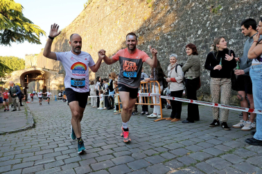 Fotos de la Tres Burgos Tres Millas celebrada este viernes en Pamplona.