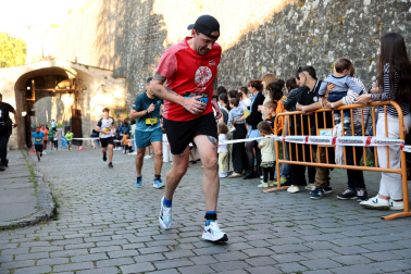 Fotos de la Tres Burgos Tres Millas celebrada este viernes en Pamplona.