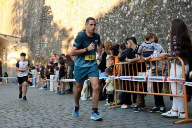 Fotos de la Tres Burgos Tres Millas celebrada este viernes en Pamplona.