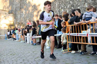 Fotos de la Tres Burgos Tres Millas celebrada este viernes en Pamplona.