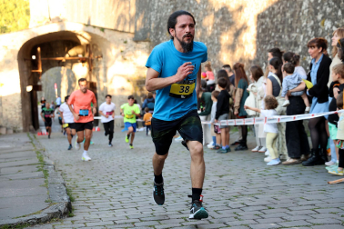 Fotos de la Tres Burgos Tres Millas celebrada este viernes en Pamplona.